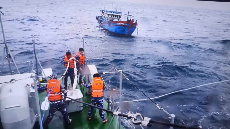 Lực lượng chức năng kêu gọi tàu, thuyền vào nơi tránh bão.