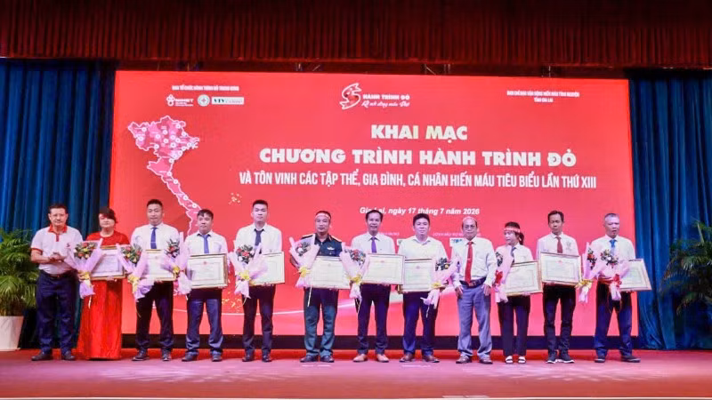 Các đại biểu dự lễ khai mạc Chương trình Hành trình Đỏ lần thứ XIII và Lễ tôn vinh các tập thể, gia đình, cá nhân hiến máu tình nguyện tiêu biểu tỉnh Gia Lai năm 2026.