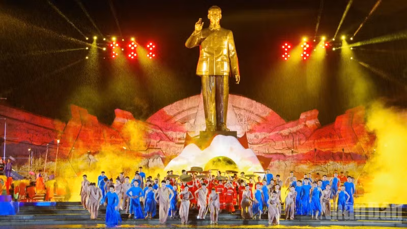 Mở đầu chương trình là khúc giao hòa non nước.