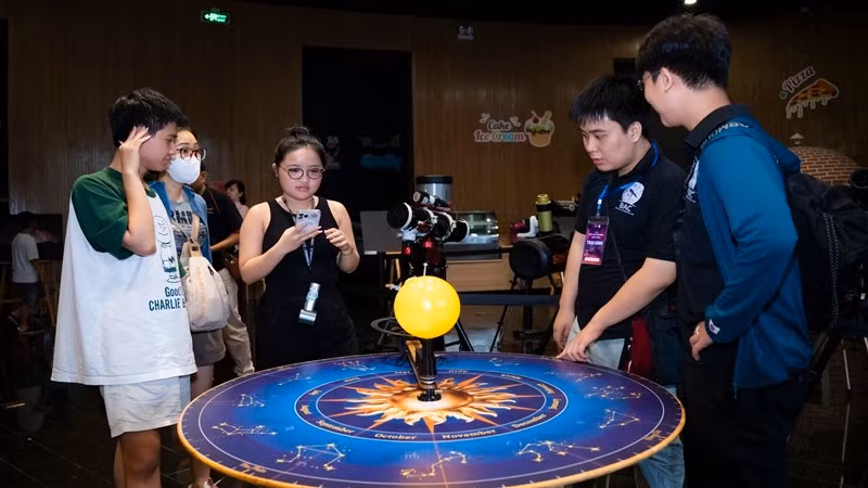 Học sinh tham gia hoạt động STEM thiên văn trong khuôn khổ Tuần lễ thiên văn cộng đồng.