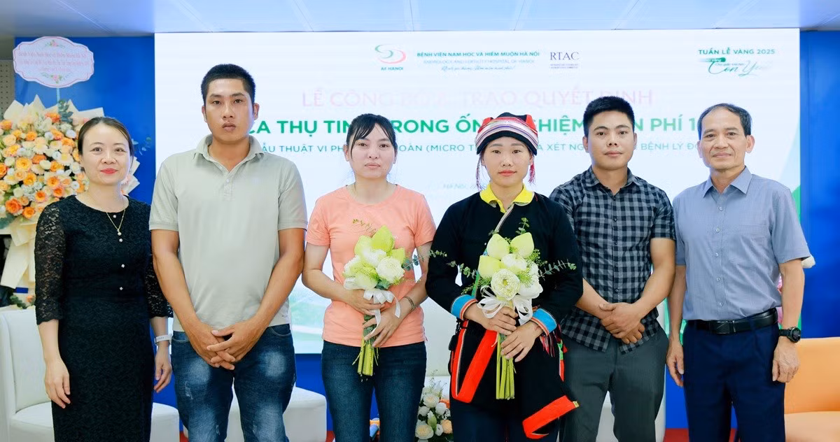 11-ths-bs-le-thi-thu-hien-giam-doc-chuyen-mon-bv-va-ong-nguyen-anh-tuan-pho-giam-doc-bv-tang-hoa-cho-gia-dinh-toa-dam-nhan-ho-tro-goi-ivf-mien-phi-nam-2025.jpg