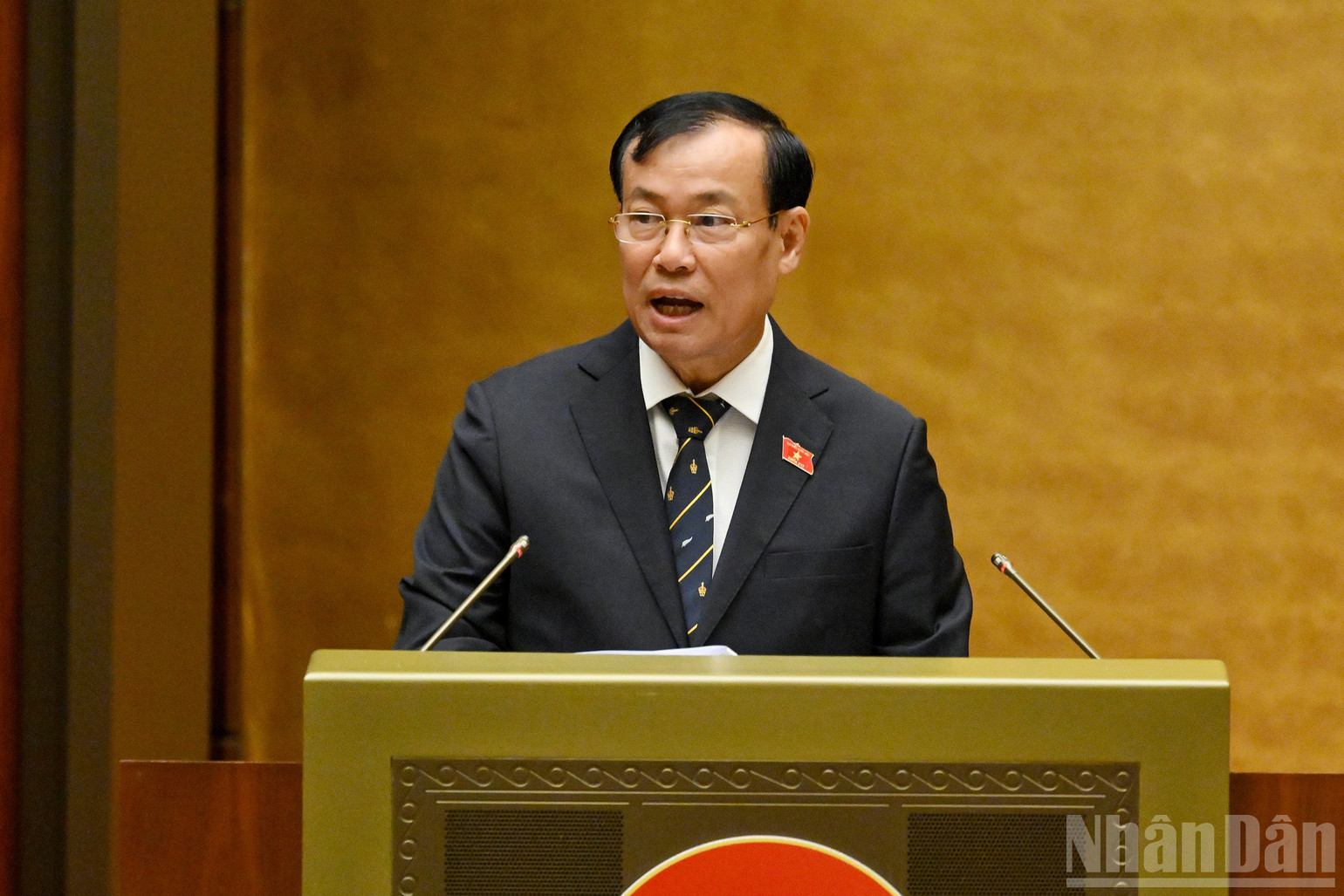 Thượng tướng L&ecirc; Tấn Tới, Chủ nhiệm Ủy ban Quốc ph&ograve;ng, An ninh v&agrave; Đối ngoại của Quốc hội, tr&igrave;nh b&agrave;y B&aacute;o c&aacute;o thẩm tra dự &aacute;n Luật.