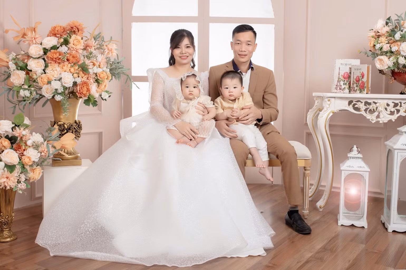 gia-dinh-hanh-phuc-4-nguoi-cua-anh-hai-va-chi-trang.jpg
