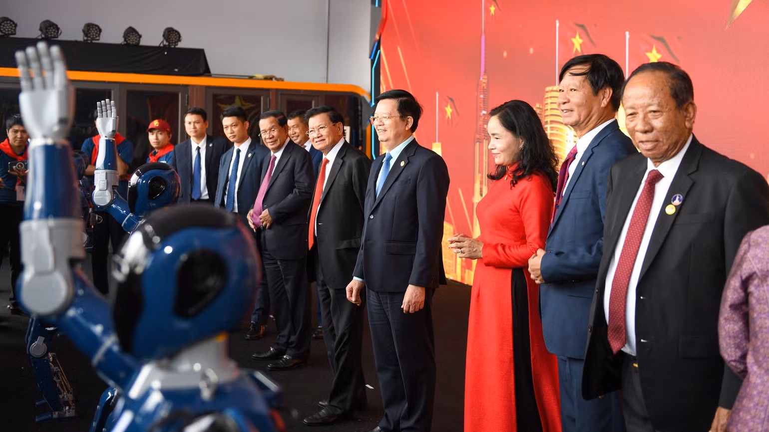 tong-bi-thu-chu-tich-nuoc-lao-thongloun-sisoulith-va-chu-tich-dang-nhan-dan-campuchia-hun-sen-hao-hung-giao-luu-voi-robot-hinh-nguoi-make-in-vietnam-vinmotion-a3-8556.jpg