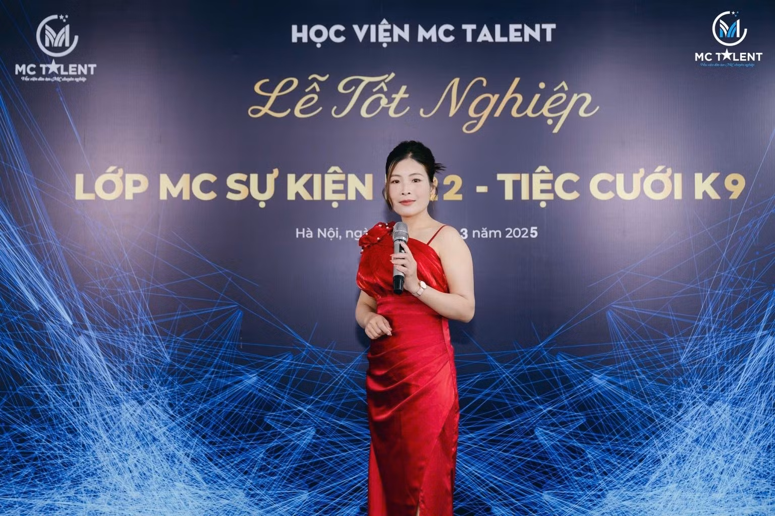 nguoi-benh-tan-mau-bam-sinh-tro-thanh-mc-tiec-cuoi-2-1536x1024.jpg