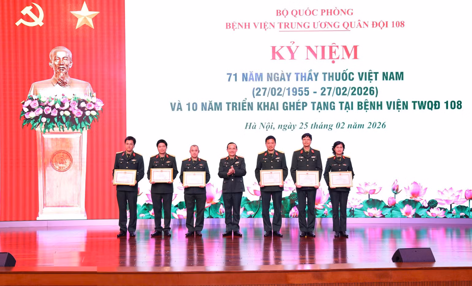 benh-vien-cung-cong-bo-va-trao-quyet-dinh-khen-thuong-cho-cac-ca-nhan-co-thanh-tich-tieu-bieu-trong-10-nam-thuc-hien-ghep-tang.jpg