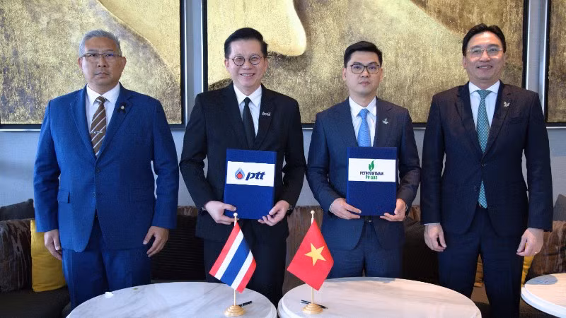 Bí thư Đảng ủy, Chủ tịch Hội đồng Quản trị PV GAS Nguyễn Thanh Bình và Phó Tổng Giám đốc PV GAS Nguyễn Phúc Tuệ chụp ảnh lưu niệm sau lễ ký kết thỏa thuận hợp tác giữa PV GAS và PTT.