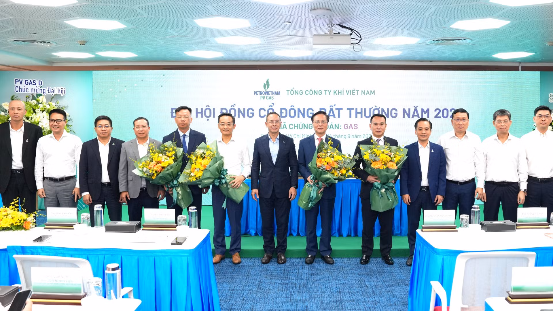 Thành viên Hội đồng thành viên Petrovietnam Trần Bình Minh tặng hoa chúc mừng thành công của Đại hội. (Ảnh: PV GAS)