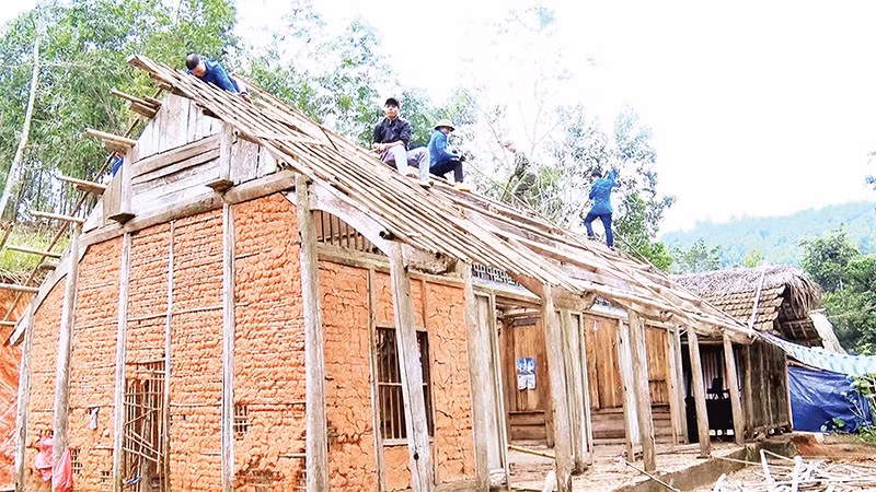 Chi bộ, cấp ủy thôn tại các xã vùng cao trên địa bàn tỉnh Tuyên Quang tích cực vận động người dân thực hiện chương trình xóa nhà tạm, nhà dột nát.