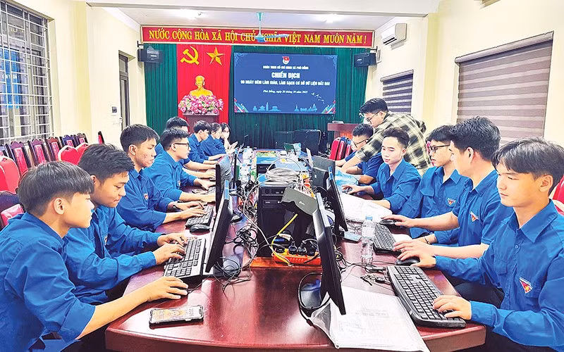 Đoàn viên, thanh niên xã Phù Đổng (Hà Nội) tích cực thực hiện chiến dịch “90 ngày đêm làm giàu, làm sạch dữ liệu đất đai”. 