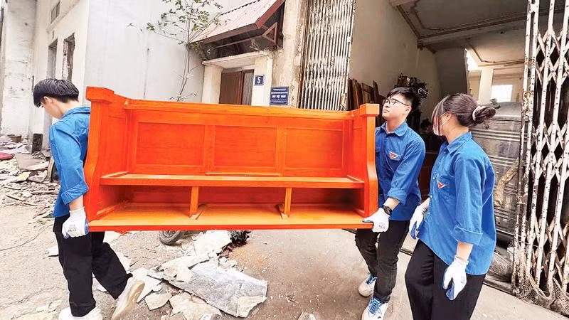 Thanh niên phường Hồng Hà hỗ trợ các gia đình di chuyển đồ đạc phục vụ công tác giải phóng mặt bằng.