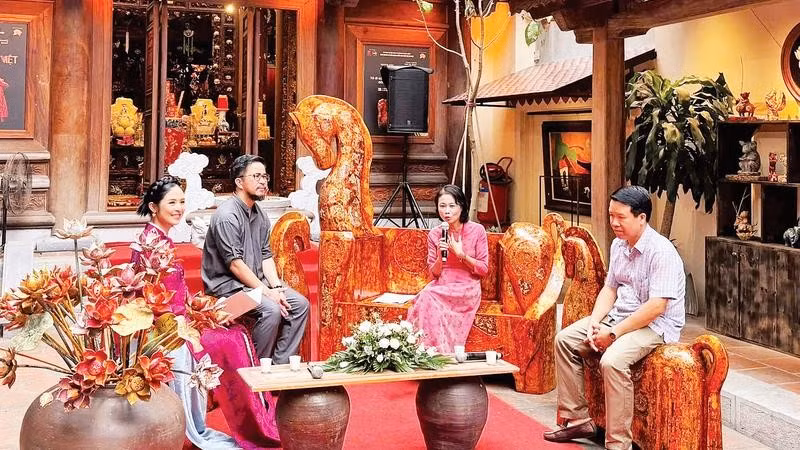 Các nghệ nhân, chuyên gia văn hóa trao đổi về bảo tồn, phát huy giá trị nghề sơn cổ truyền trong không gian đình Hà Vĩ.