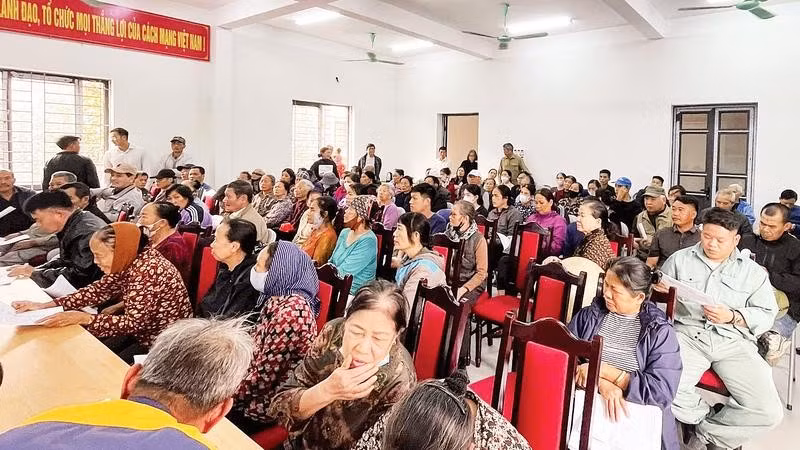 Người dân ký hồ sơ nhận tiền bồi thường, hỗ trợ thực hiện dự án đầu tư xây dựng tuyến đường kết nối sân bay Gia Bình về Hà Nội.