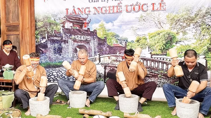 Du khách tham gia trải nghiệm làm giò tại Hội làng Ước Lễ, xã Dân Hòa.
