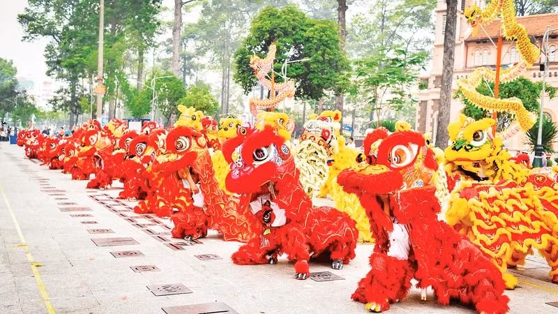 Lễ hội Nguyên tiêu với màn trình diễn lân sư rồng đặc sắc.