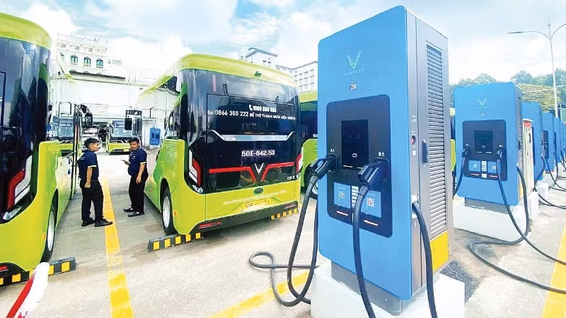 Nhiều đơn vị vận tải đầu tư hệ thống trạm sạc phục vụ xe buýt điện vận hành được liên tục.