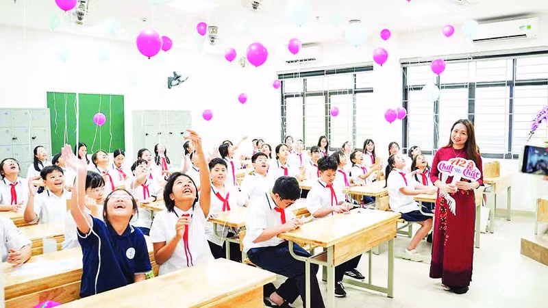 Thầy và trò Trường THCS Giảng Võ tựu trường năm học mới và chính thức triển khai mô hình lớp học số Google.