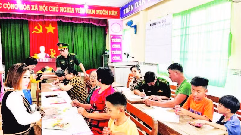 Lớp học xóa mù chữ ở Ấp 7, xã Cái Đôi Vàm.