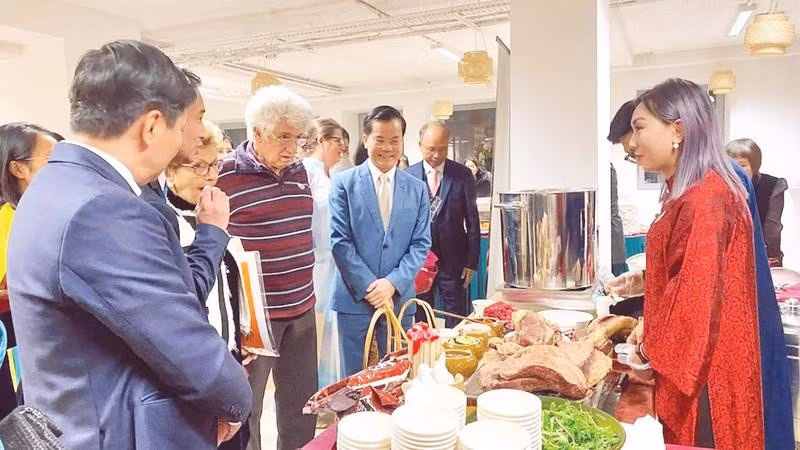 Khách quốc tế tìm hiểu cách chế biến phở tại chương trình quảng bá văn hóa Việt Nam tại Pháp.