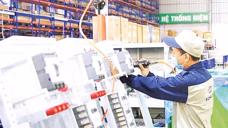 Sản xuất thiết bị điện tại Công ty cổ phần Kỹ thuật công nghiệp Á Châu (Ảnh NGUYỄN QUANG)