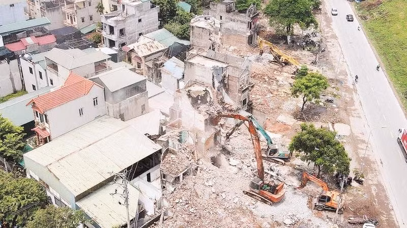 Giải phóng mặt bằng bàn giao cho đơn vị thi công đang được khẩn trương thực hiện tại phường Yên Nghĩa (Ảnh KHÁNH LÊ)