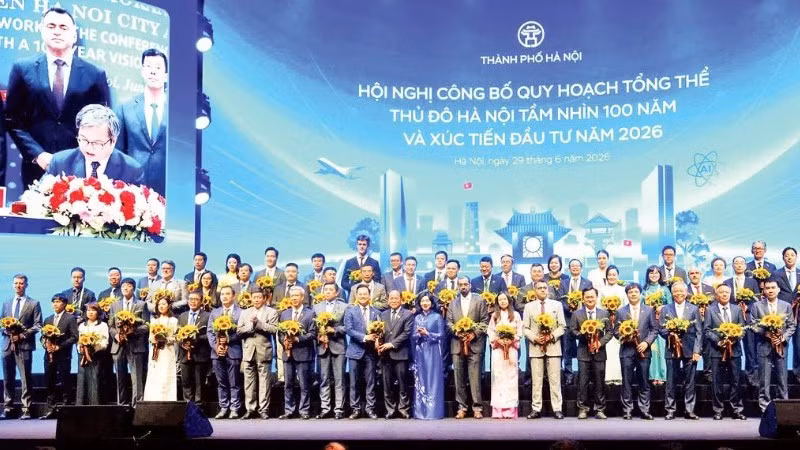 Lãnh đạo Thành phố Hà Nội tặng hoa, ghi nhận, tôn vinh và chúc mừng các doanh nghiệp, nhà đầu tư.