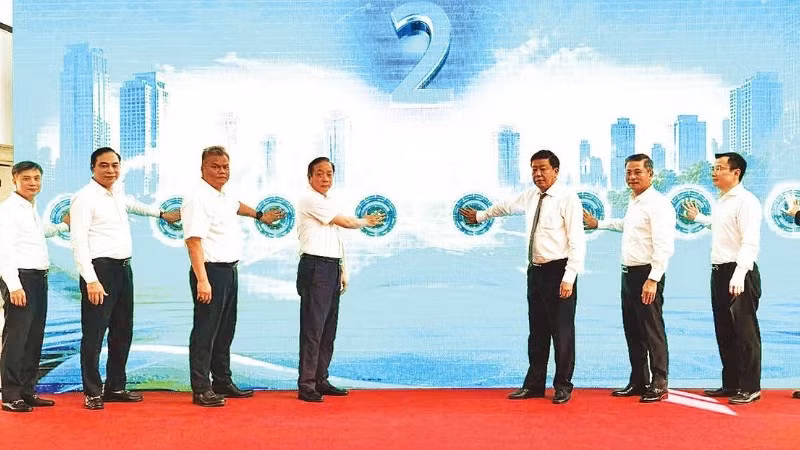 Lãnh đạo Thành phố Hà Nội thực hiện khai trương hệ thống thẻ vé điện tử liên thông đa phương thức cho mạng lưới giao thông công cộng Thủ đô.