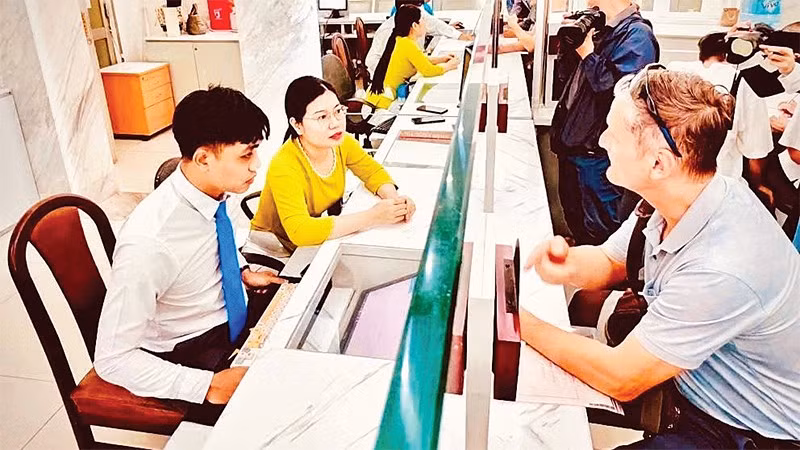 Cán bộ Trung tâm phục vụ hành chính công phường Sài Gòn tiếp nhận và hỗ trợ người dân tới làm thủ tục hành chính.