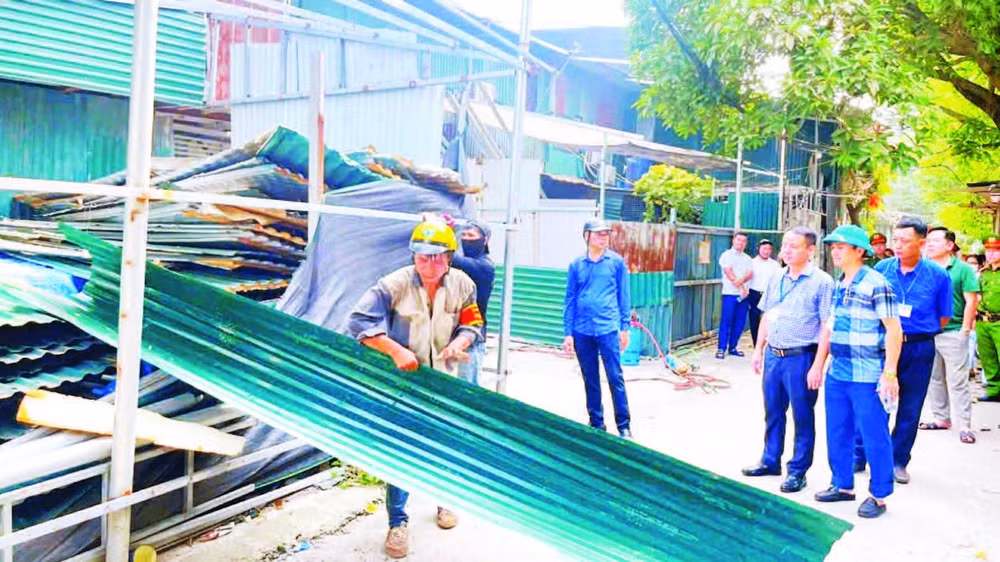 Lực lượng chức năng phường Thanh Liệt xử lý công trình vi phạm (Ảnh Ngọc Anh)