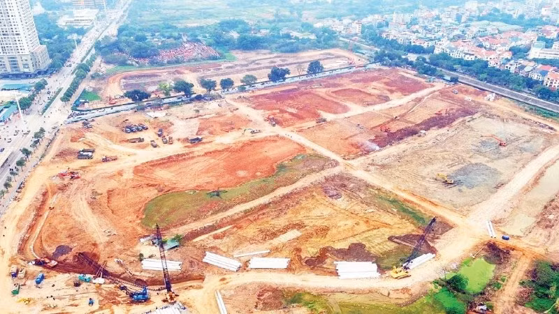 Các phương tiện cơ giới làm việc liên tục tại dự án hồ đầu mối Mễ Trì.
