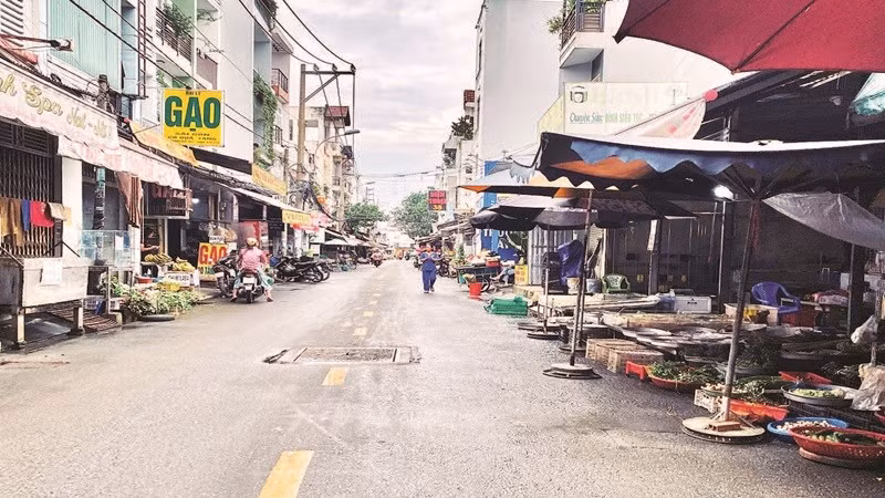 Hoạt động kinh doanh thực phẩm tại chợ tự phát trên đường số 11, phường Bình Hưng Hòa.