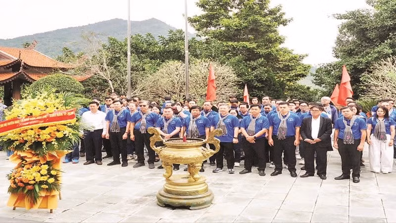 Đoàn dâng hoa, dâng hương tại Nhà tưởng niệm Chủ tịch Hồ Chí Minh trên đỉnh đèo De. (Ảnh HOÀNG HÙNG)