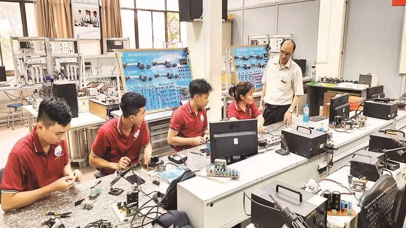 Đào tạo nghề điện tử tại Trường cao đẳng Kỹ nghệ II, phường Phước Long, Thành phố Hồ Chí Minh.