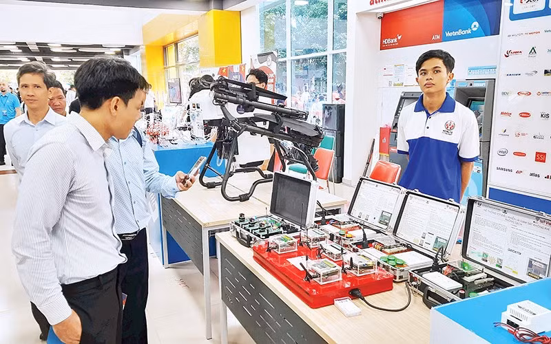 Các đại biểu tham quan triển lãm thành tựu ứng dụng công nghệ chiến lược thúc đẩy phát triển khoa học, công nghệ, đổi mới sáng tạo và chuyển đổi số được tổ chức tại Thành phố Hồ Chí Minh. 