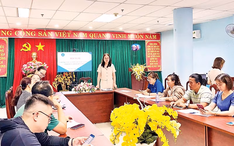 Cơ quan Bảo hiểm xã hội Thành phố Hồ Chí Minh kiểm tra công tác thu hồi nợ đọng bảo hiểm xã hội. (Ảnh QUÝ HIỀN) 