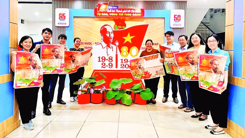 Giới trẻ Thành phố Hồ Chí Minh hân hoan đón nhận phụ san đặc biệt chào mừng Quốc khánh 2/9 của Báo Nhân Dân.