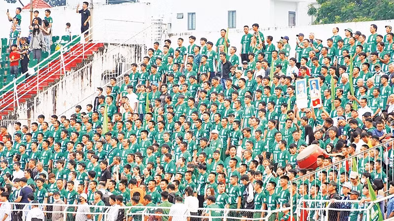 Cổ động viên Câu lạc bộ Trường Tươi Bình Phước cổ vũ đội nhà.