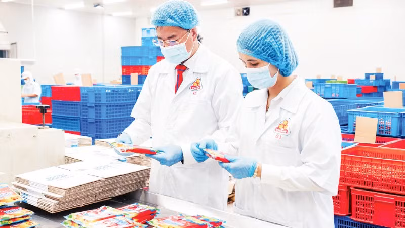Sản xuất xúc xích tiệt trùng ở Công ty cổ phần Việt Nam Kỹ nghệ súc sản (VISSAN). (Ảnh CTV)