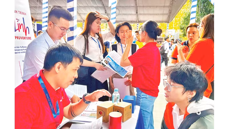Sinh viên một trường đại học tham gia ngày hội tuyển dụng việc làm.