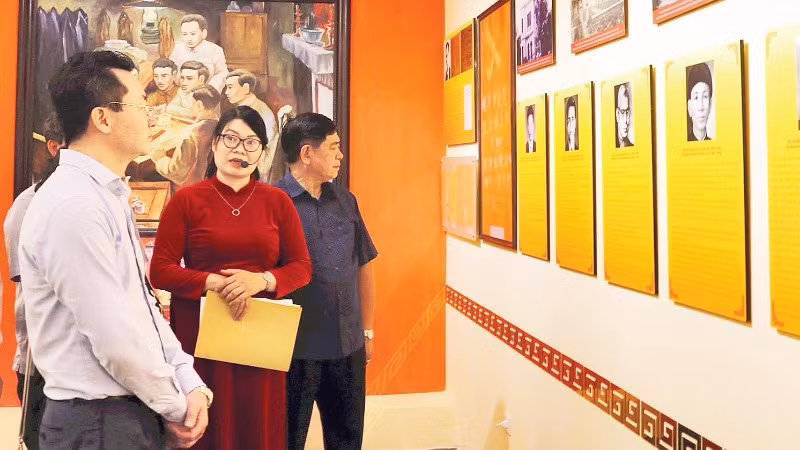 Các đại biểu tham quan, tìm hiểu về giá trị di tích cách mạng Nhà số 5D phố Hàm Long (phường Cửa Nam, Hà Nội).