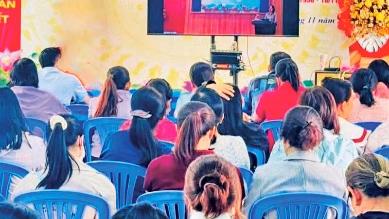 Cụm khu phố 1-6 trên địa bàn phường An Phú Đông tham gia họp trực tuyến.