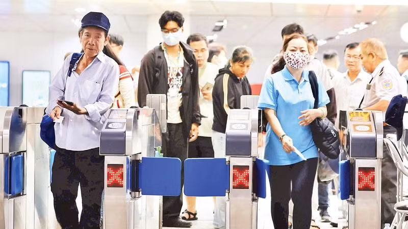 Nhà ga metro Bến Thành thường đón lượng khách từ các địa phương đến vui chơi, giải trí dịp cuối tuần tại khu vực trung tâm thành phố (Ảnh TRỌNG ANH)