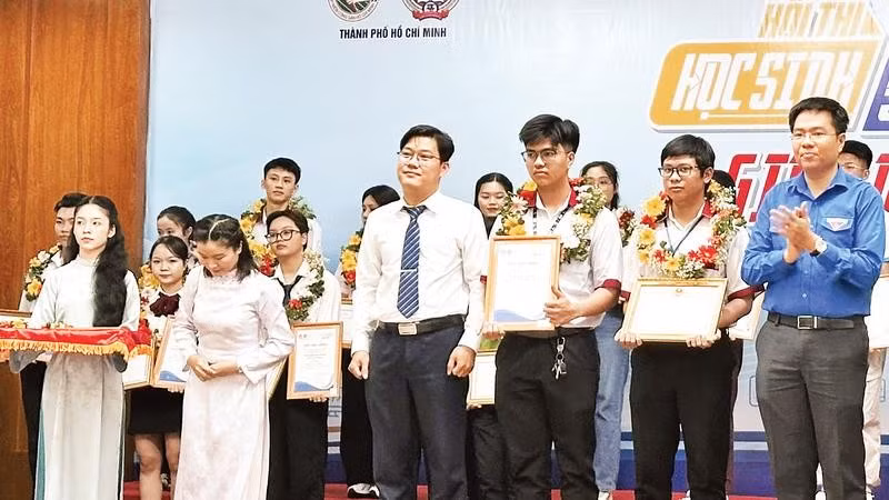 Đại diện Ban Tổ chức hội thi trao Giải nhất cho các em học sinh, sinh viên.