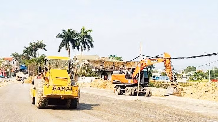 Nhiều đoạn trên tuyến Quốc lộ 6 đoạn qua địa bàn xã Phú Nghĩa được thi công ngay sau khi hoàn thành giải phóng mặt bằng.
