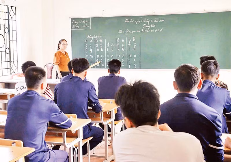 Mở lớp học xóa mù chữ cho các học viên tại Trung tâm cai nghiện bắt buộc tỉnh Lai Châu.