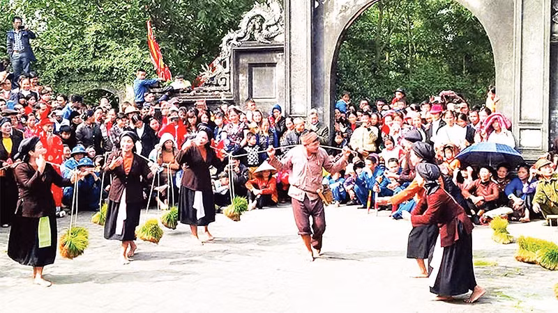 “Bách nghệ trình làng” là diễn xướng dân gian đặc sắc được trình diễn trong Lễ hội Cướp kén. (Ảnh THÙY PHƯƠNG)