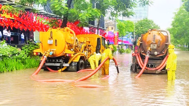 Công ty Thoát nước Hà Nội xử lý sự cố úng ngập.