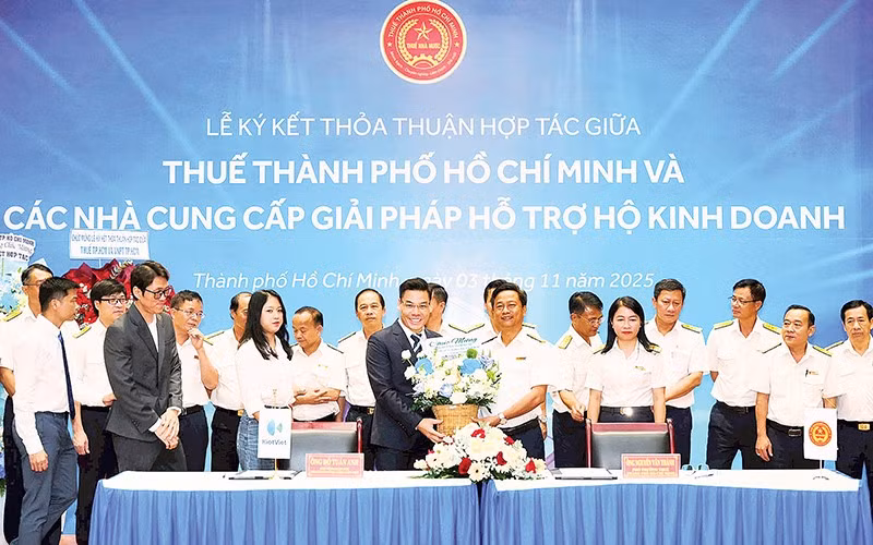Lãnh đạo Thuế Thành phố Hồ Chí Minh và đại diện nhà cung cấp dịch vụ tại Lễ ký kết thỏa thuận hợp tác hỗ trợ hộ kinh doanh. 