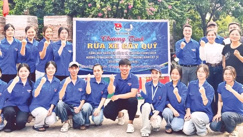 Đoàn Thanh niên xã Ô Diên trong ngày ra quân rửa xe, bán nước gây quỹ tri ân các thương binh, liệt sĩ trên địa bàn.