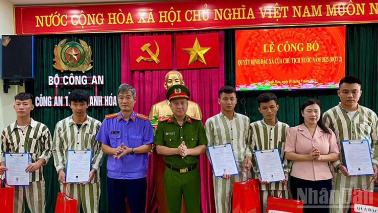 Đại diện Viện Kiểm sát, Công an, Mặt trận Tổ quốc tỉnh Thanh Hóa trao quyết định đặc xá, quà cho các cá nhân.